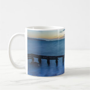 Twilight Sky Over Shoreline en Breakwater Koffiemok