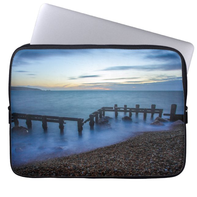 Twilight Sky Over Shoreline en Breakwater Laptop Sleeve (Voorkant)