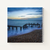 Twilight Sky Over Shoreline en Breakwater Notitieboek (Achterkant)
