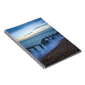 Twilight Sky Over Shoreline en Breakwater Notitieboek (Rechterzijde)