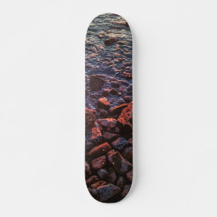 Twilight Treasures: rotsachtig strand Skateboard