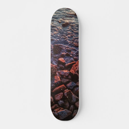 Twilight Treasures: rotsachtig strand Skateboard (Voorkant)