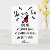 TWIN HUMOR OP ZIJN BEST = VERJAARDAG WENSEN KAART (Gele Bloem)