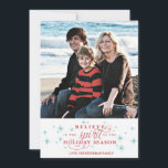 Twinkle Red Script & Blue Stars Carte photo de vac<br><div class="desc">Cette carte de vacances Twinkle évoque la joie de la saison et est conçue exclusivement pour Zazzle. Parfait pour un accueil de vacances traditionnel... avec un peu de flair. Le script Red Croire avec les accents bleu scintillant Caspien souligne le sentiment de la saison. Ajoutez un Timbre de Fêtes Enveloppements...</div>