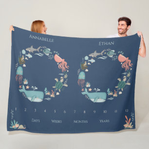 Twins Baby Milestone Blue onder het Zee Animal Fleece Deken