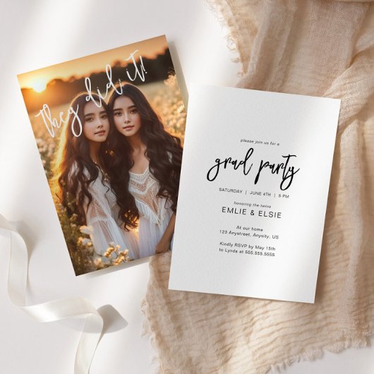 Twins Dubbel Afstudeerder Party Foto Aankondiging