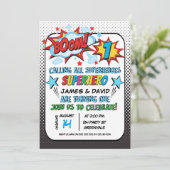 Twins Superhero 1er anniversaire Invitation (Debout devant)