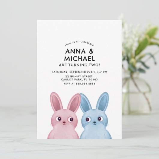 Twins Verjaardag met blauwe en roze konijnen Kaart (Staand voorkant)