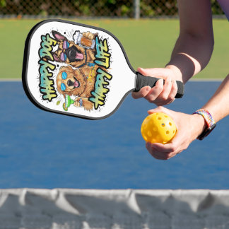 Two Dogs Drink Beer en draagt een zonnebril Pickleball Paddle