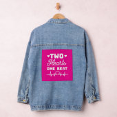 Two Hearts. Eén Beat (witte tekst) Valentijns Denim Jacket (Hangar)