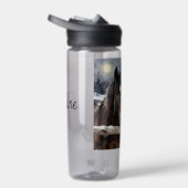 Two Horses on a Snowy Farm | Personalized Waterfles (Rechts)