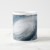 Tyfoon Hinnamnor. Extra Grote Beker (Voorkant)