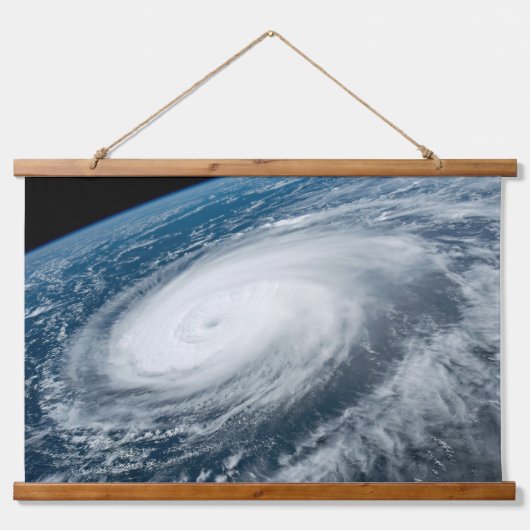 Tyfoon Hinnamnor. Hangend Wandkleed (Voorkant)