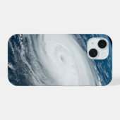 Tyfoon Hinnamnor. iPhone 15 Hoesje (Achterkant horizontaal)