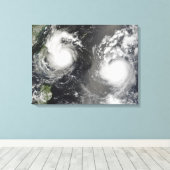 Tyfoon Saomai en Tropisch Storm Bopha Canvas Afdruk (Insitu (Houten vloer))