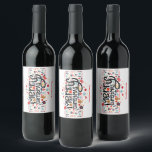 Typographe de Merry Christmas<br><div class="desc">Joyeux Noël dans une police amusante est entouré de beaux articles de vacances sur ce étiquette de boisson amusant personnalisé pour le vin,  vin mousseux,  bouteilles de liqueur,  il est à vous. Des étiquettes parfaits pour offrir des cadeaux de vacances ou pour servir à votre fête.</div>