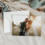 typographie blanche mariage photo carte de remerci<br><div class="desc">Une carte de mariage double face avec une magnifique image des nouveaux mariés. Ajoutez un message de remerciement personnel et votre propre photo de mariage.</div>