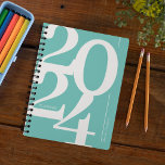 Typographie bleue turquoise 2024<br><div class="desc">Planificateur annuel minimaliste avec un arrière - plan bleu turquoise, l'année "2024" dans une grande police serif design, et votre nom.</div>