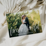 typographie de brosse rustique mariage carte photo<br><div class="desc">script de brosse rustique superposer design avec une belle photo de mariée et de mariée. Vous pouvez personnaliser le message à l'arrière et les images.</div>