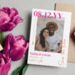 Typographie De Flèche Rose Et Orange Photo Enregis<br><div class="desc">Moderne enregistrez la carte de date en blanc avec des pops de couleur rose,  orange et vert poire avec votre photo,  votre date mariage et une flèche étroite élégante.</div>