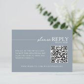 Typographie minimale Dusty Blue QR carte RSVP (Debout devant)