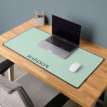 Typographie minimaliste personnalisée Solide vert<br><div class="desc">Tapis de bureau à menthe solide personnalisé avec votre nom dans une simple police serif. Typographie moderne minimaliste. Pour la maison ou le bureau. Parfait pour le travail à domicile ou au bureau.</div>