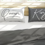 Typographie moderne élégant roi reine coussin coqu<br><div class="desc">La typographie moderne élégante écriture simple tendance M. et Mme cadeau personnalisé. Un cadeau idéal pour mari et femme,  couple marié. Design noir et blanc audacieux. Disponible en différentes couleurs,  entièrement personnalisable.</div>