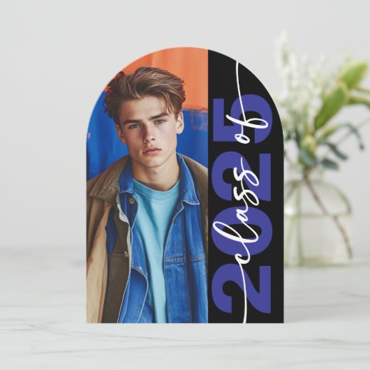 Typographie moderne Gras Arch Grad Faire-part (Debout devant)