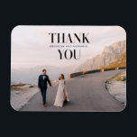 Typographie moderne Gras Merci magnétique<br><div class="desc">Express votre gratitude avec cet aimant de remerciement moderne. Avec "Merci" en caractères gras avec des noms personnalisés cachés entre deux sur un arrière - plan blanc.</div>
