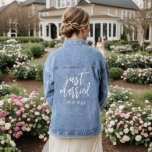 Typographie moderne juste marié blanc Script<br><div class="desc">Célébrez votre nouveau statut de marié avec notre moderne Just Marié White Script Typographie Denim Jacket! Cette veste élégante est dotée d'une élégante typographie de script blanc qui contraste magnifiquement avec le denim classique. Parfait pour les célébrations d'après-cérémonie, les réceptions ou les voyages de noces, il ajoute une touche chic...</div>