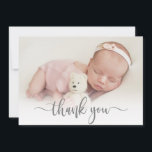 Typographie moderne Nouveau-né Baby Photo Merci<br><div class="desc">Simple Moderne Élégant Calligraphie Script Photo Nouveau-né Carte de Faire-part de naissance Merci bébé. Dispose d'un beau texte "merci" dans une calligraphie manuscrite swash tail script de police en gris. Message personnel préfabriqué à l'arrière en noir et blanc. Idéal pour bébé fille ou bébé garçon. Facile à personnaliser avec votre...</div>