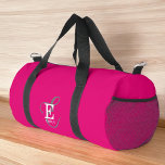 Typographie Monogramme Élégante Personnalisée Rose<br><div class="desc">Une belle conception de sac de duffle personnalisée avec une élégante représentation stylisée de votre nom et monogramme avec sérifs classiques et une typographie de script plus ornée dans une symétrie équilibrée et... Les trois éléments se fondent dans une harmonie sophistiquée et créent votre propre logo de marque personnelle. Montré...</div>