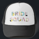 Typographie Motif colorée Casquette de brigade mod<br><div class="desc">Chapeau de camionneur festif avec BRIDE SQUAD dans la typographie moderne colorée avec des motifs mixtes. Il conviendra parfaitement aux douches nuptiales et aux soirées bachelorette. Des éléments correspondants sont disponibles.</div>