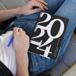Typographie noir blanc 2024<br><div class="desc">Planificateur annuel minimaliste avec un arrière - plan noir élégant,  l'année "2024" dans une grande police serif design,  et votre nom.</div>