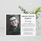 Typographie noir blanc Photo Graduation Invitation (Debout devant)