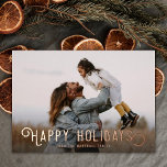 Typographie vintage Oranges Joyeuses vacances Phot<br><div class="desc">Ce magnifique carte photo de vacances propose une lecture de typographie vintage, "Happy Holidays" en papier peint. Le dos de la carte contient un design vintage d'oranges d'hiver et de fleurs. Une superposition de photo en dégradé foncé sur le devant de la carte permet au texte blanc de se démarquer...</div>