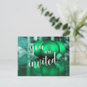 U bent uitgenodigd kerstfeest, groene glazen balle uitnodiging briefkaart (Staand voorkant)