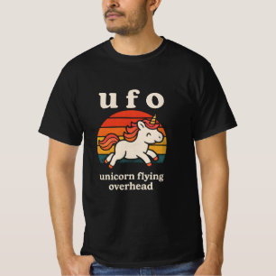 U f o eenhoorn vliegend bovenover t-shirt