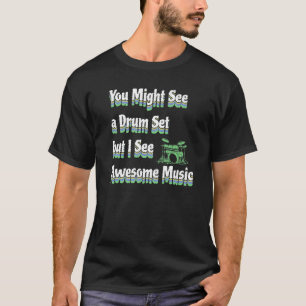 U kunt een drummer met drumstel zien t-shirt