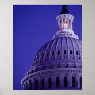 U.S Capitol bij schemering met licht in koepel aan Poster