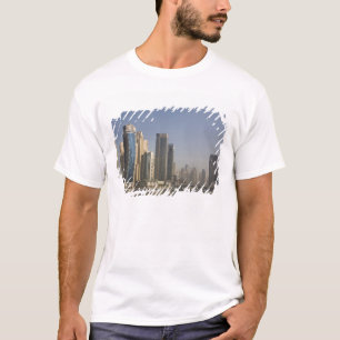 UAE, Dubai. Marina torens met boten voor anker. T-shirt