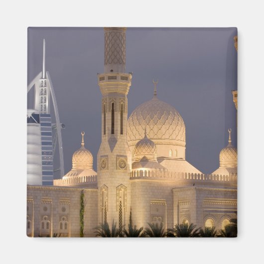 UAE, Dubai. 's Avonds moskee met Burj al Arab Magneet (Voorkant)
