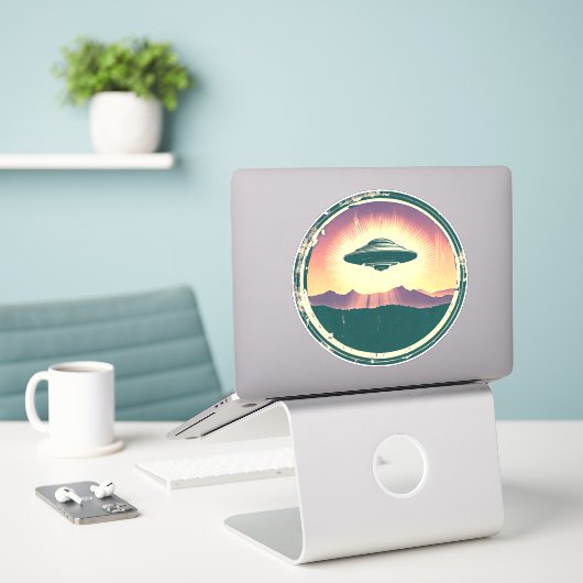  ufo bij zonsondergang sticker (Laptop op bureau)