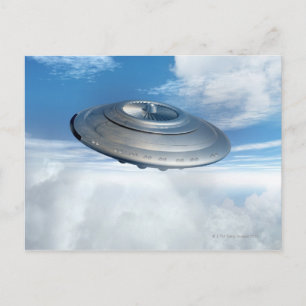 UFO vliegt door troebele lucht. Briefkaart