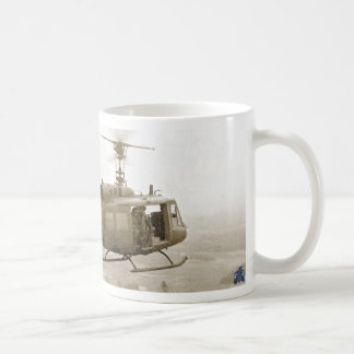 UH-1 Huey au-dessus de tasse de rizières du