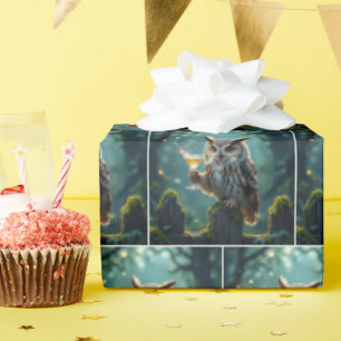 Uil met een cocktail in een mystiek bos cadeaupapier