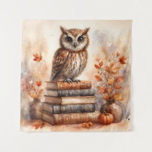 Uil neergestreken op stapel herfstboeken wandkleed