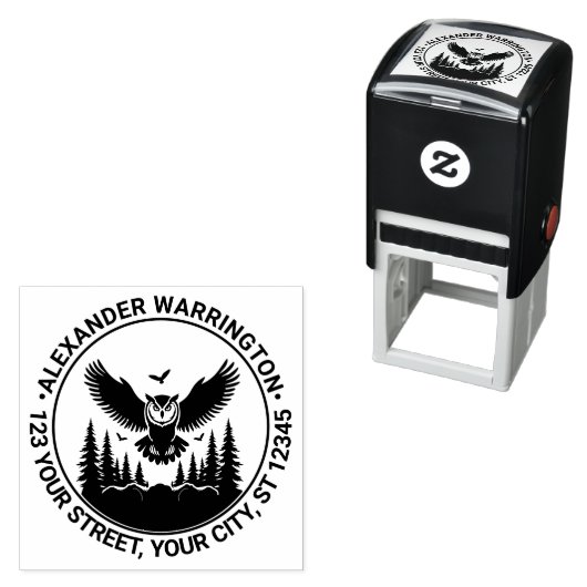 Uil vliegend vooraanzicht dennenbomen naam retoura zelfinktende stempel (In situ)