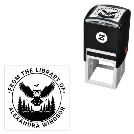 Uil Vliegende Voorkant Uitzicht, Fir Trees Library Zelfinktende Stempel (In situ)