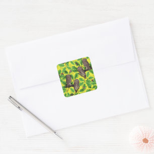 Uilen in het bos op citroengeel vierkante sticker